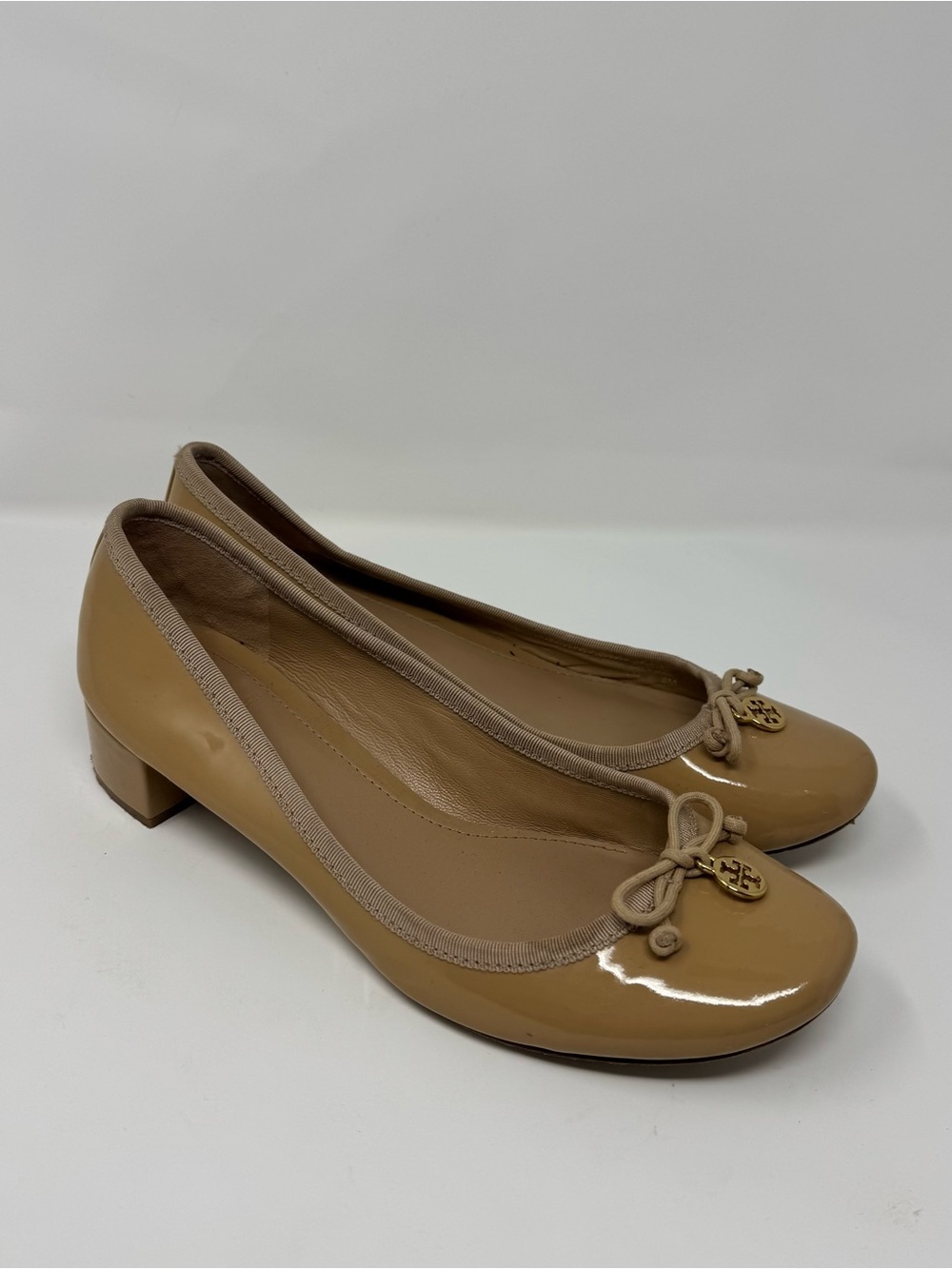 Tory Burch Beige Patent Leather Heels with Logo Charm - Picture 3 of 7